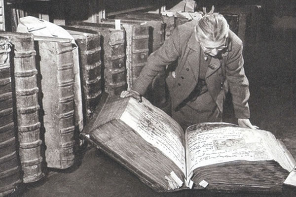 Scanning old historic archives